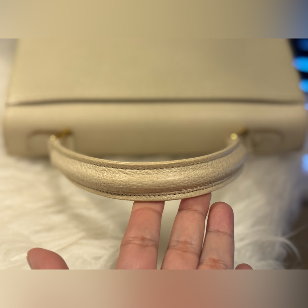 🎀Vintage Valentino Garavani Cream Top-Handle🎀 - Picture 6 of 16